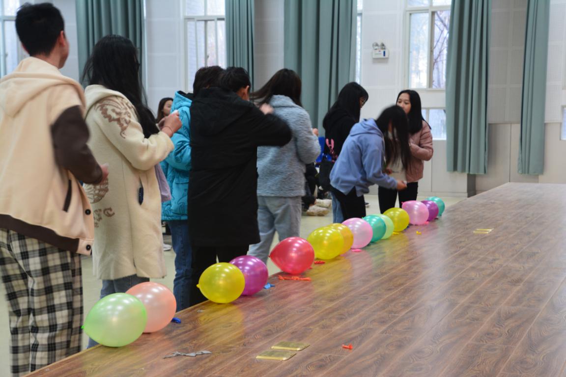 同学们积极参加知识竞赛