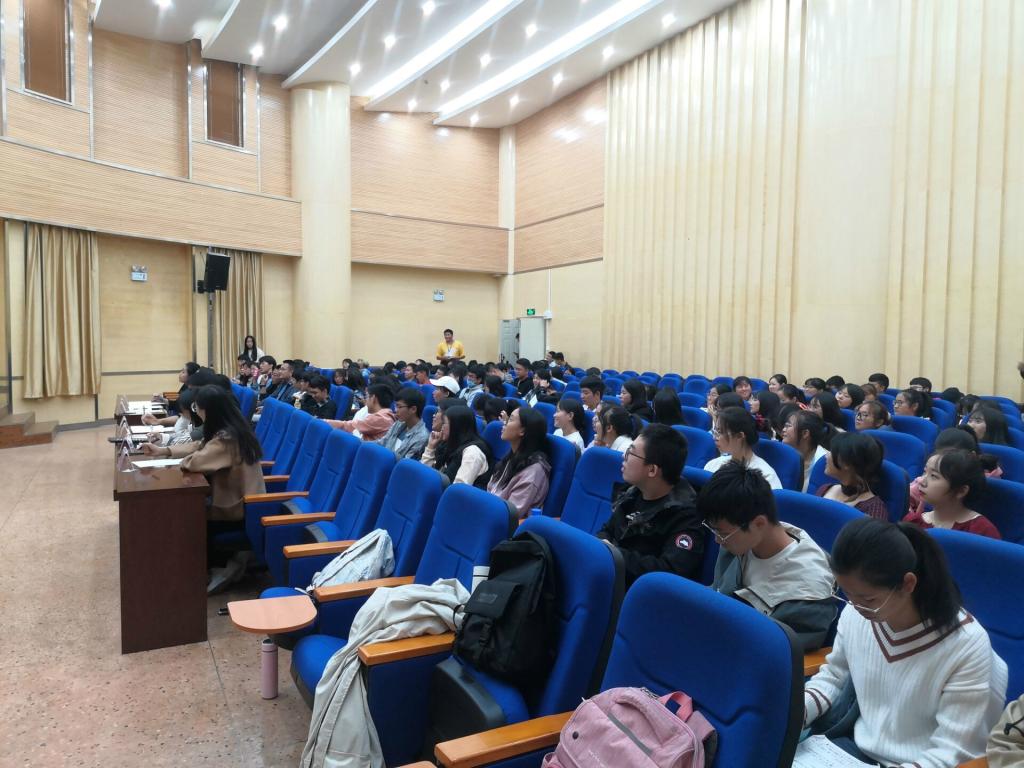 辩论赛观众认真听取辩手发言