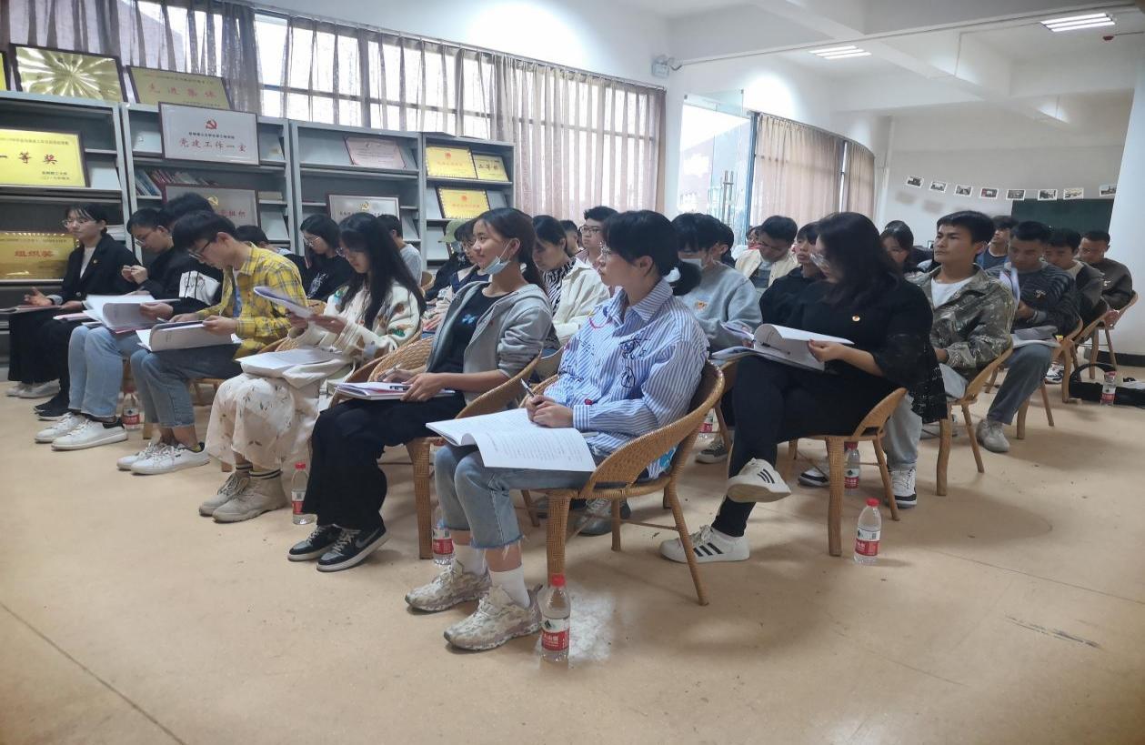 团学干部们认真记录