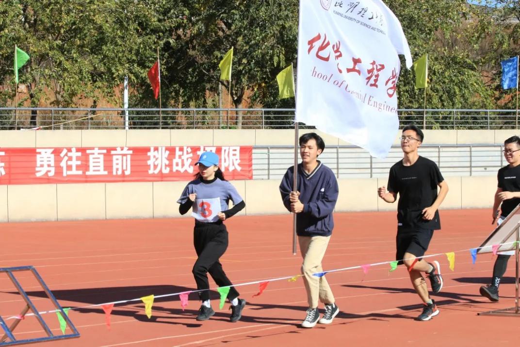 学生会成员同参赛选手一起创造辉煌