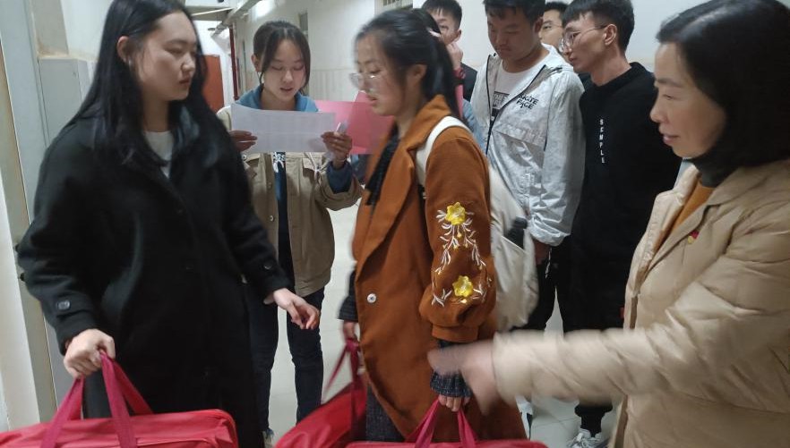 工作人员发放毛毯