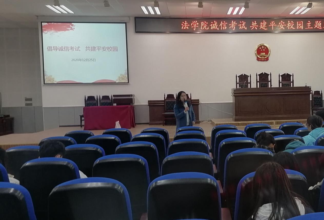 辅导员胡源锦对学生作出诚信考试的要求