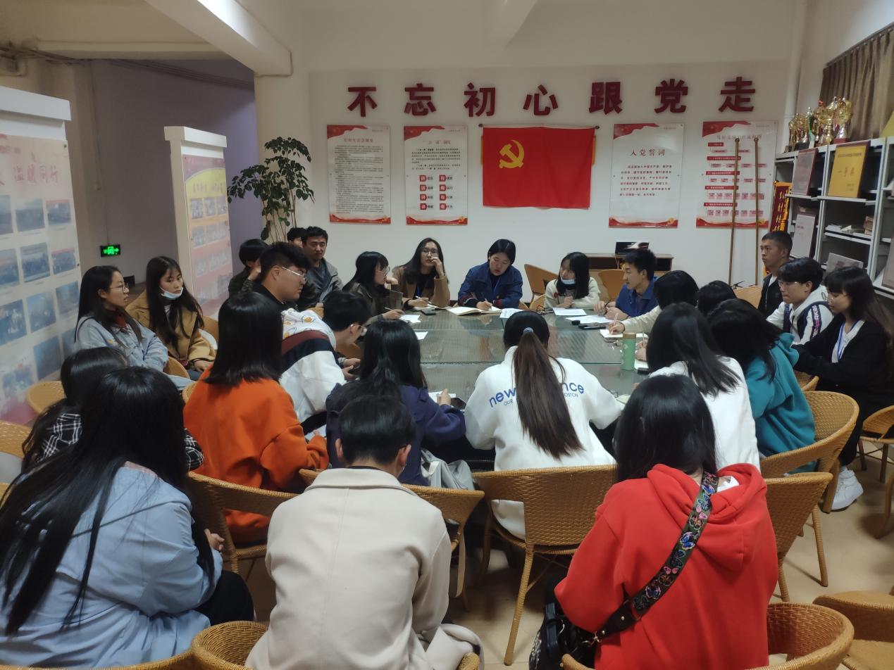 李书记认真听取同学们的总结