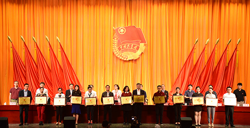 1493869802851689.jpg 代表领奖xiu.jpg