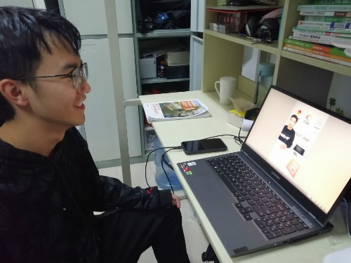 同学们认真收听观看
