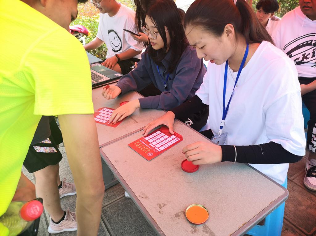 我院志愿者认真为同学们打卡盖章