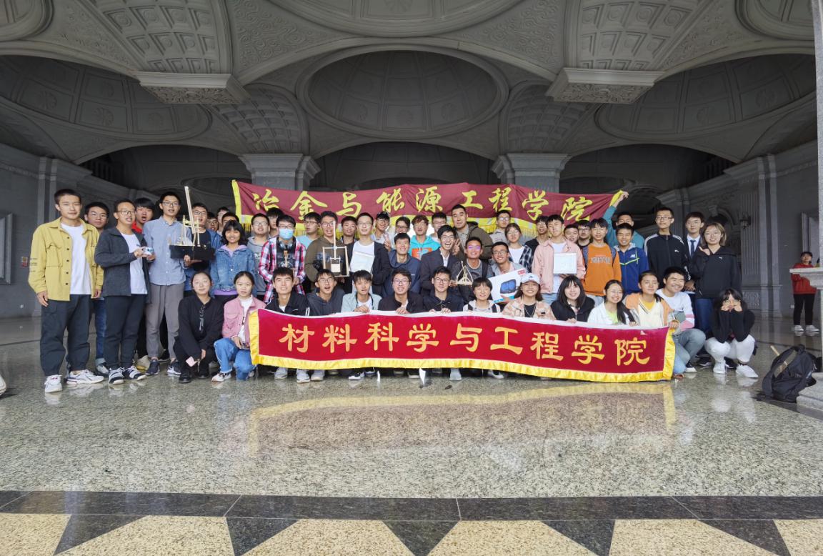 工作人员与获奖人员合影