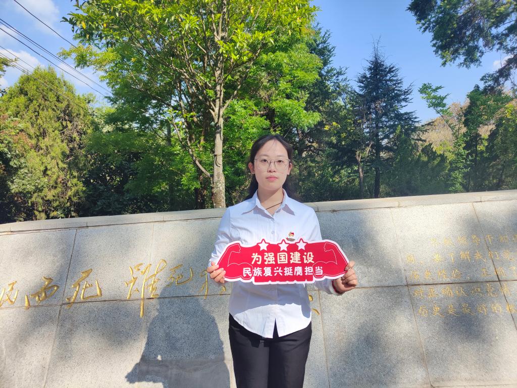 图8.4 在场同学开展小组研讨、参观学习后,围绕革命英烈故事、青年历史责任等话题展开讨论、交流感悟.jpg