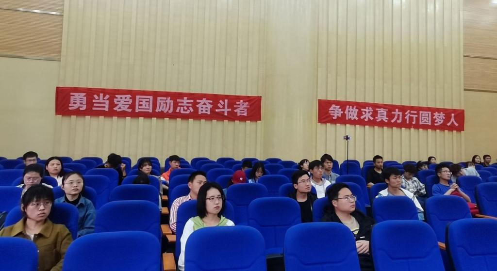 同学们认真了解党史