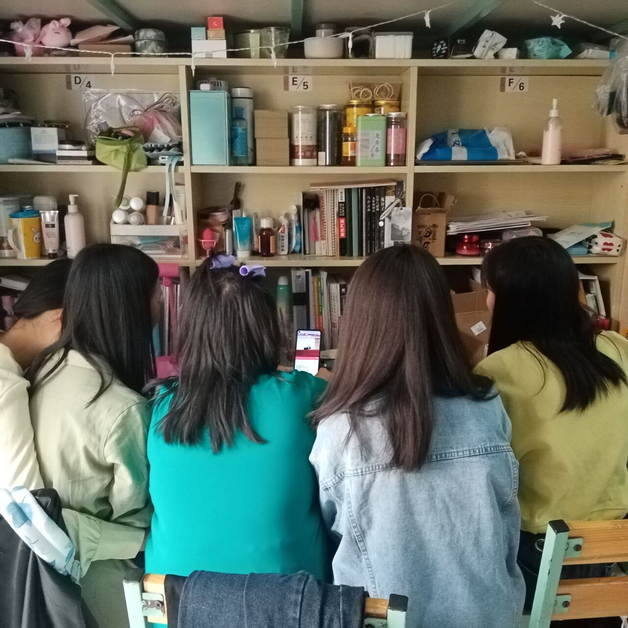 舍友们一同学习