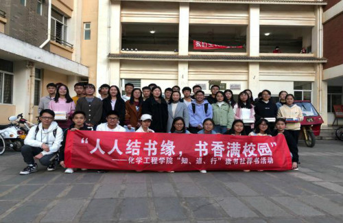 老师与同学们合影留念