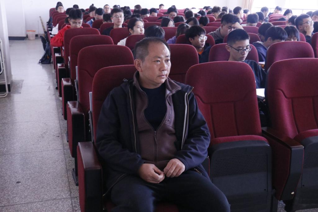 党委副书记李灏翔听课