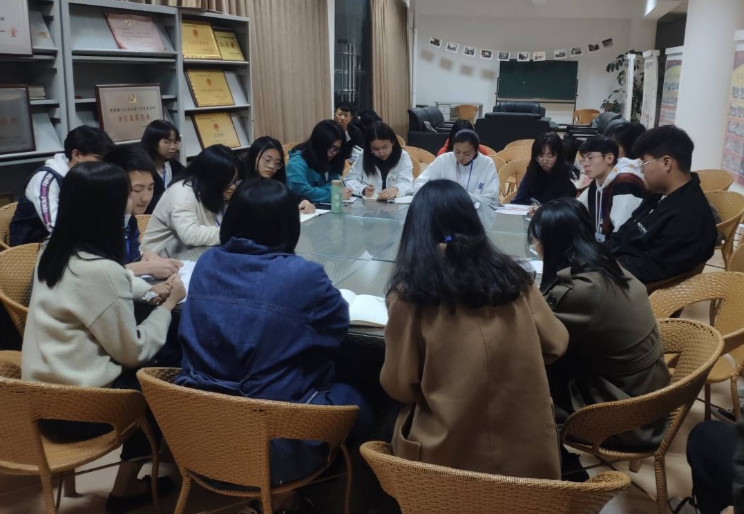成员们认真记录